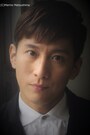 成河（ソンハ）東京都出身。大学時代より演劇を始める。その後北区つかこうへい劇団などを経て舞台を中心に活動。第63回文化庁芸術祭演劇部門新人賞、第18回読売演劇大賞優秀男優賞受賞。『グランドホテル』、『エリザベート』、『わたしは真悟』等の舞台、映画『美女と野獣』ルミエール役の吹き替え等幅広く活躍している。(C)Marino Matsushima