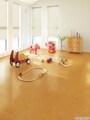 人や地球にやさしい天然素材のコルクタイル。自然な感触でべたつかないオイル仕上げ。[コルクタイル　KR-4271]　 サンゲツ　https://www.sangetsu.co.jp/