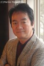岸田敏志　岡山県出身。シンガーソングライターとして「きみの朝」「重いつばさ」等がヒット。音楽活躍の傍ら、『一年B組新八先生』等のTVドラマ、『ミス・サイゴン』『回転木馬』『屋根の上のヴァイオリン弾き』等のミュージカルに出演。『グレート・ギャツビー』等の舞台音楽もつとめ、多彩に活躍している。(C)Marino Matsushima