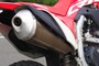 CRF450Lのマフラーは右側一本出しに。
