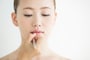 唇に自然な血色感をプラスして、イキイキとした顔に！