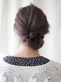お団子ヘアの簡単低めアレンジ！仕事でも使える大人向けまとめ髪