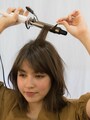 うすめに分けとり、根元付近からウェーブさせる