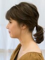 毛束を引っ張り、やや耳上が隠れるようにすると、こなれた印象になる
