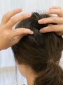 指先でかき分けて、毛束を根元から引っ張ると立体的になる
