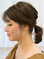 少しだけ分けとった耳前の毛を根元からワックスをつけて細い束にすると、こなれて見える