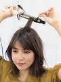 毛束をうすめに分けとり、根元付近からウェーブさせる