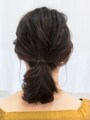  ゆるめにうねった毛束が立体的で、こなれた印象になる