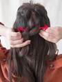 指先でつまむように崩す