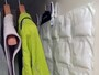 シートが大きいので季節外の寝具と一緒に収納内の壁面に押しピン止めするという使い方も