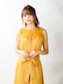 華やかなイエロードレスにはパールのイヤリングを合わせて