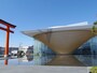 建物が水盤に映り込むと正富士に
