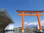 富士山本宮大社の鳥居の奥に富士山が