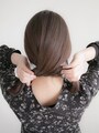 左側の毛束が下になるように交差させる