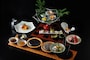 「宝楽盛り」（八寸・お造り・酢の物）、「台の物」など見た目も華やかな会席料理(写真提供：星野リゾート)