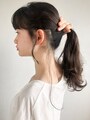 耳後ろの毛束を落とす