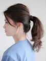 真ん中の位置で結んだポニーテール
