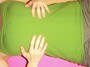 3. 息をゆっくり鼻から吸い口から吐く。手で肋骨の動きを感じます／産後ダイエット『コア・アクティベーション』