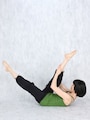 1. 脚を床から浮かせ、両膝を伸ばして脚を出来るだけ長く保つ／産後ダイエット『シザース』