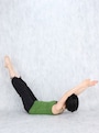 2. 息を吸いながら手足を大きく伸ばす／産後ダイエット『ダブルレッグストレッチ』