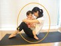 1. 背中をボールのように丸くカーブさせ、その形を保ちながら、かかとを上げてバランスをとる／産後ダイエット ベビーと一緒にボールになろう！