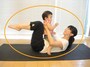 2.息を吸って背中のカーブを保ったまま、ボールの形でゴロンと転がり、息を吐きながら元の姿勢に戻る／産後ダイエット ベビーと一緒にボールになろう！