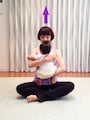1. 背筋を伸ばし、あぐら、もしくは椅子に座って赤ちゃんを抱っこ／産後ダイエット『スパインツイスト』