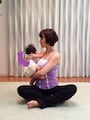 3. 回しきったところで姿勢をキープして息を吸い込み、次の吐く息でさらに右へ回す／産後ダイエット『スパインツイスト』