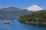 芦ノ湖を行き交う箱根海賊船クイーン芦ノ湖