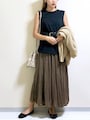 プチプラを選ぶとき、より高見えするダークカラーを選ぶのも手　出典：WEAR