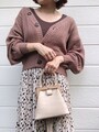 ブラウンで柄スカートを大人に着こなして　出典：WEAR