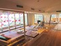 星野リゾート リゾナーレ熱海 大人のみが寛げるエリアも備えた「ソラノビーチBooks＆Cafe」。テラスでは秋限定のイベント「3時のヒモノ」を開催