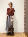Vネックなら浅めで、暖かみのある素材や色味を選ぶのがおすすめ　出典：WEAR