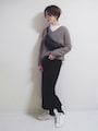 インナーに首の詰まったTシャツを重ねると、ぐっと今っぽく生き返ります　出典：WEAR