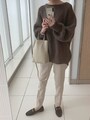 カーキのゆるニットも白ボトムスなら清潔感のあるコーデに　出典：WEAR
