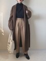 ダークカラーでもボトムスがきれいめなら地味には見えない！　出典：WEAR