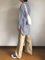 ブルーのストライプシャツはオーバーサイズでこなれ感を　出典：WEAR