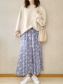 淡いブルーのプリントスカートで気分も春らしく　出典：WEAR