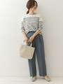 くすみブルーのきれいめパンツは大人カジュアルコーデの旬度をアップ　出典：WEAR
