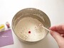 小麦粉粘土の作り方2……小麦粉の中に食紅・食用油・塩を