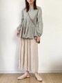 締め付けがなく楽チンで座ってもシワにならないのが優秀！　出典：WEAR