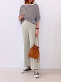 ボルドー系のコンバースはカジュアルコーデをワンランクおしゃれに　出典：WEAR