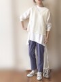 くすみブルーはデニム感覚で履けて、より大人なイメージに　出典：WEAR