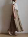 腰回りはシャープなのに裾はきれいに広がる美シルエット