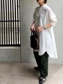 汚れやすい白のシャツワンピはしまむらプライスが嬉しい！　出典：WEAR