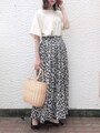 大人も使いやすいモノトーンの花柄スカートも税込み1935円とプチプラ　出典：WEAR