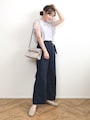 甘めのブラウスを足してもネイビーのパンツなら大人にまとまる　出典：WEAR