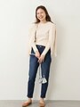 上品でコンサバなイメージのツインニットはデニムとも相性抜群　出典：WEAR