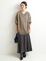 ニットなど素材面でもほっこりしがちな秋冬コーデにツヤでメリハリを　出典：WEAR