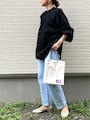 体が泳ぐようなゆとりのある着映えブラウスは一枚あると便利　出典：WEAR
